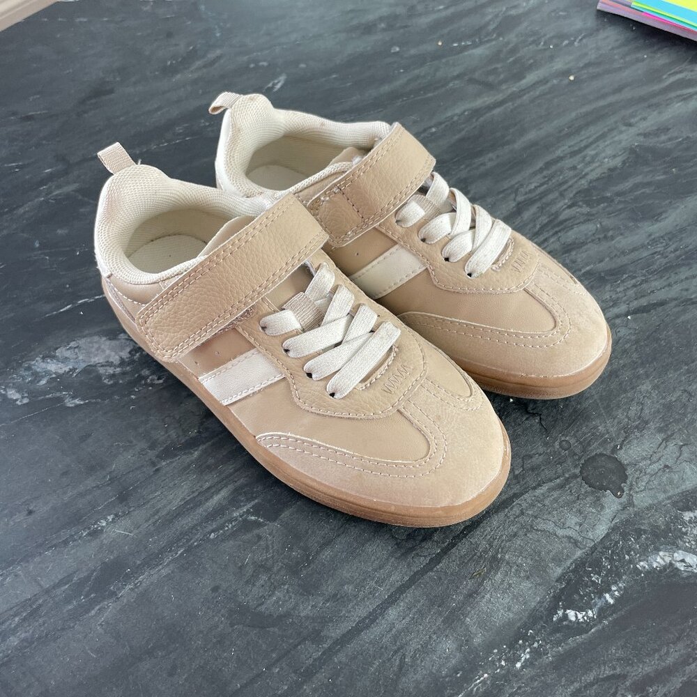 Courtstyle H&M Toddler Gym Shoe Beige Sneaker size 11 Unisex, girls, boys